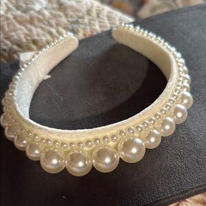 Icing’s Elegant Pearl-Embellished Headband